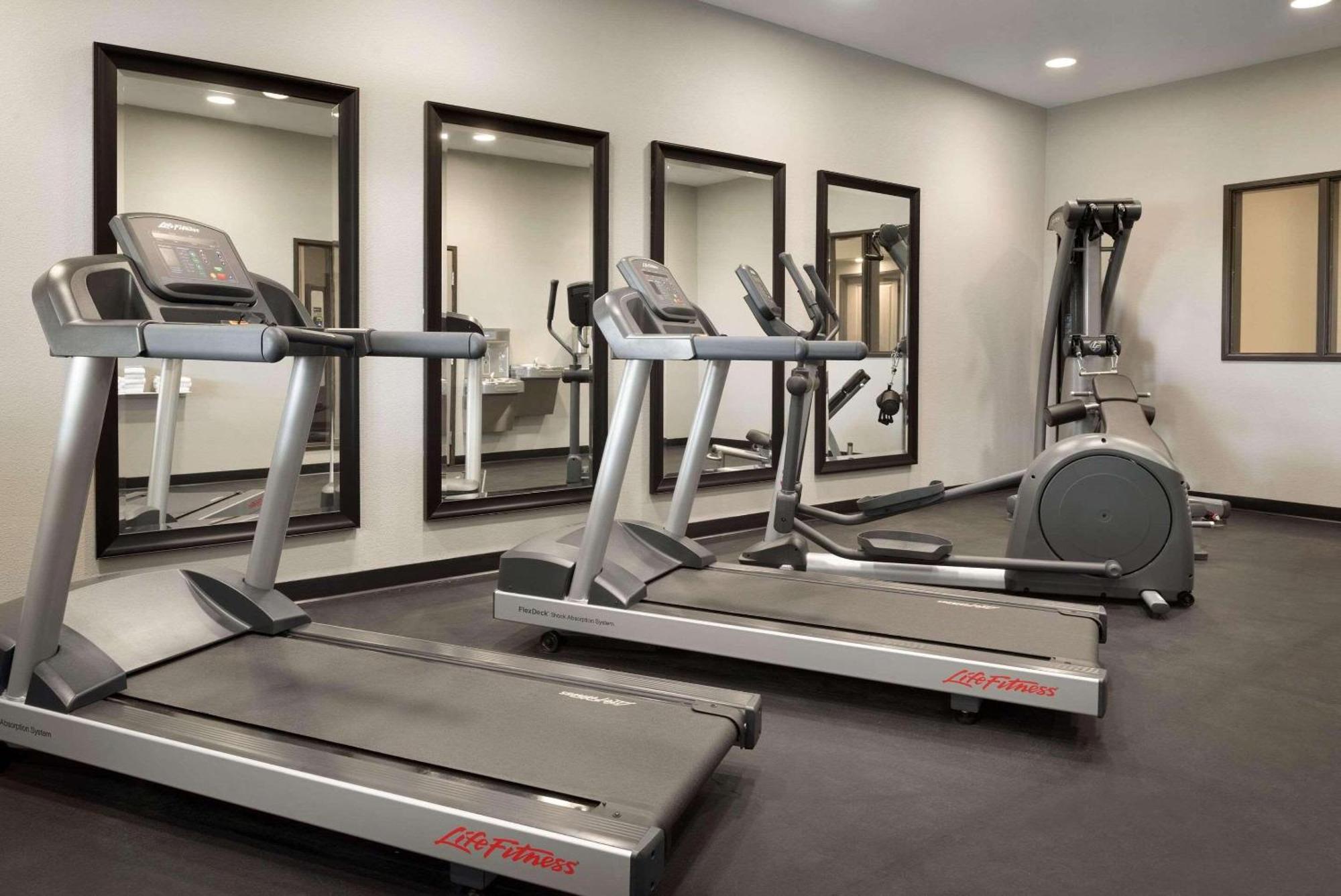 Country & By Radisson, Indianola, Ia